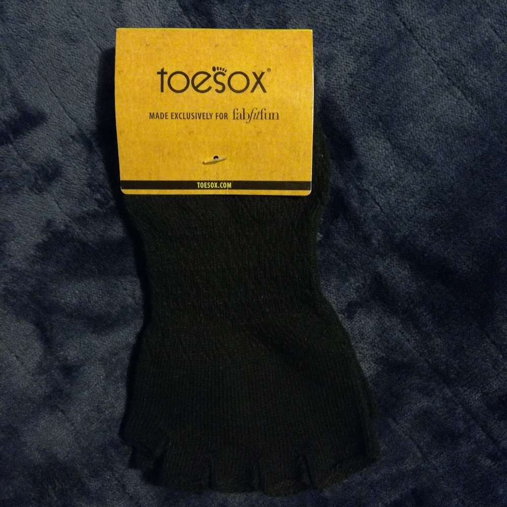 One pair of toesox socks